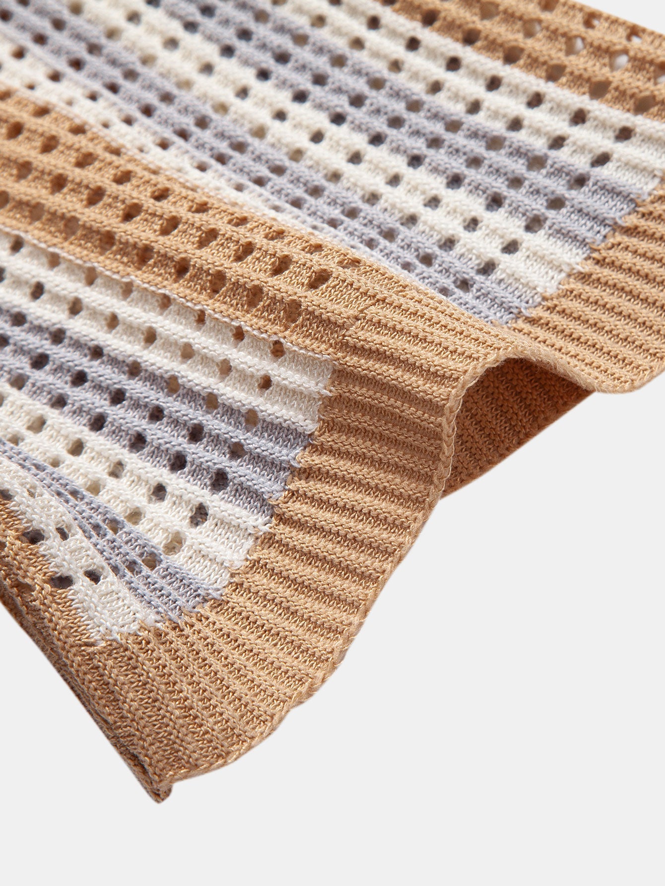 CAMICIA A RIGHE CON OCCHIELLI ALL'UNCINETTO E PANTALONI DI LINO CON GAMBA DRITTA