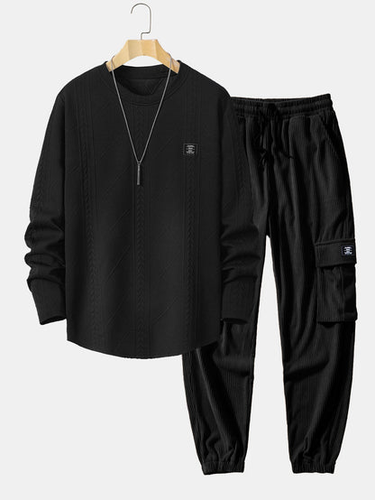 T-SHIRT A MANICHE LUNGHE CON ORLO CURVO IN JACQUARD GEOMETRICO & JOGGERS CARGO IN CORDUROY CON COULISSE
